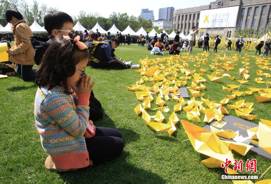 韓國(guó)民眾折紙船擺愛(ài)心 悼念客輪沉沒(méi)遇難者