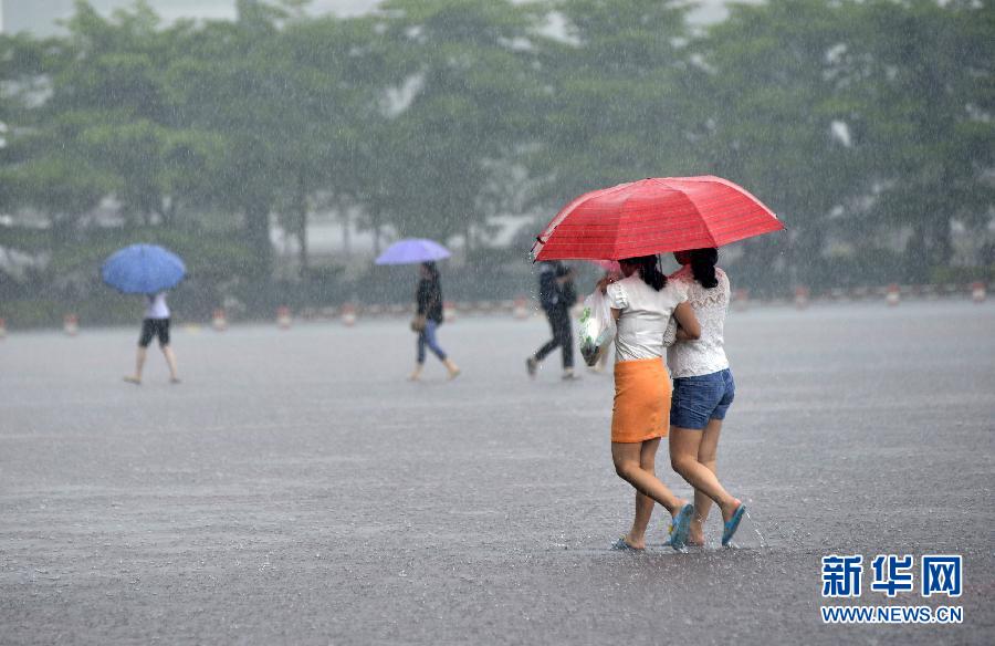 5月11日，市民在深圳梅林檢查站廣場(chǎng)冒雨出行。