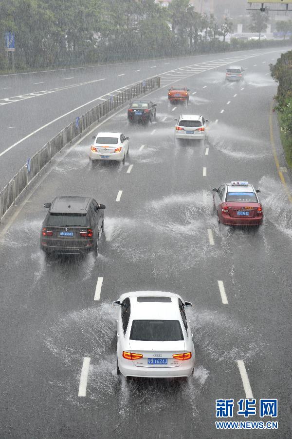 　5月11日，車輛在深圳街頭涉水前行。