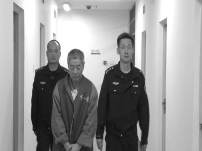 向南夫被帶出監(jiān)室接受提審。警方供圖