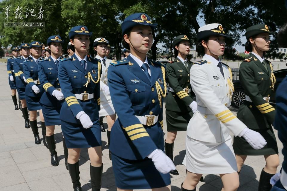 解放軍首批女儀仗兵亮相，90%以上擁有大專以上學(xué)歷，平均身高1.72米。圖為女兵儀仗隊。