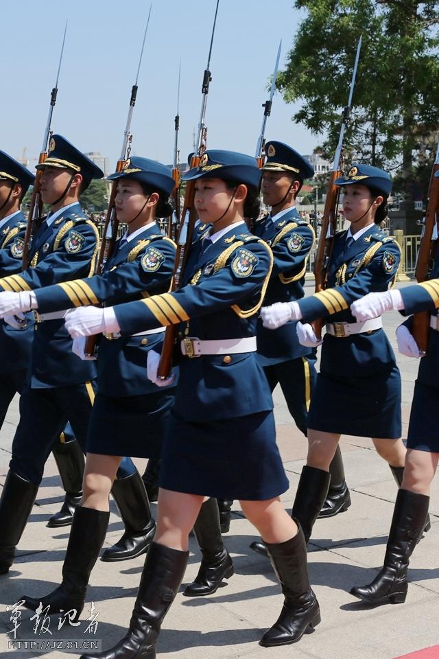 　解放軍首批女儀仗兵亮相，90%以上擁有大專以上學(xué)歷，平均身高1.72米。圖為女兵儀仗隊。