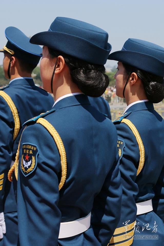 解放軍首批女儀仗兵亮相，90%以上擁有大專以上學(xué)歷，平均身高1.72米。圖為女兵儀仗隊。