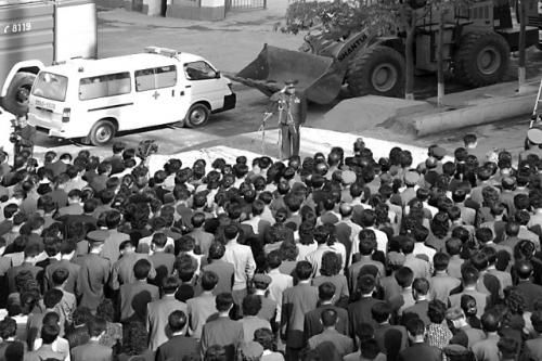 　17日，一名朝鮮高官在事故現(xiàn)場(chǎng)向市民致歉。