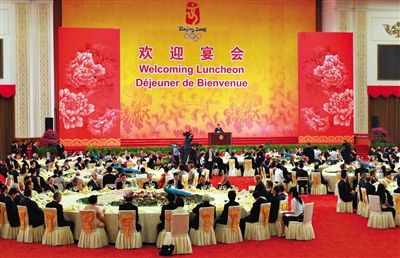 2008年8月8日，胡錦濤夫婦在北京人民大會堂宴會廳為出席北京奧運會的貴賓舉行歡迎宴會。