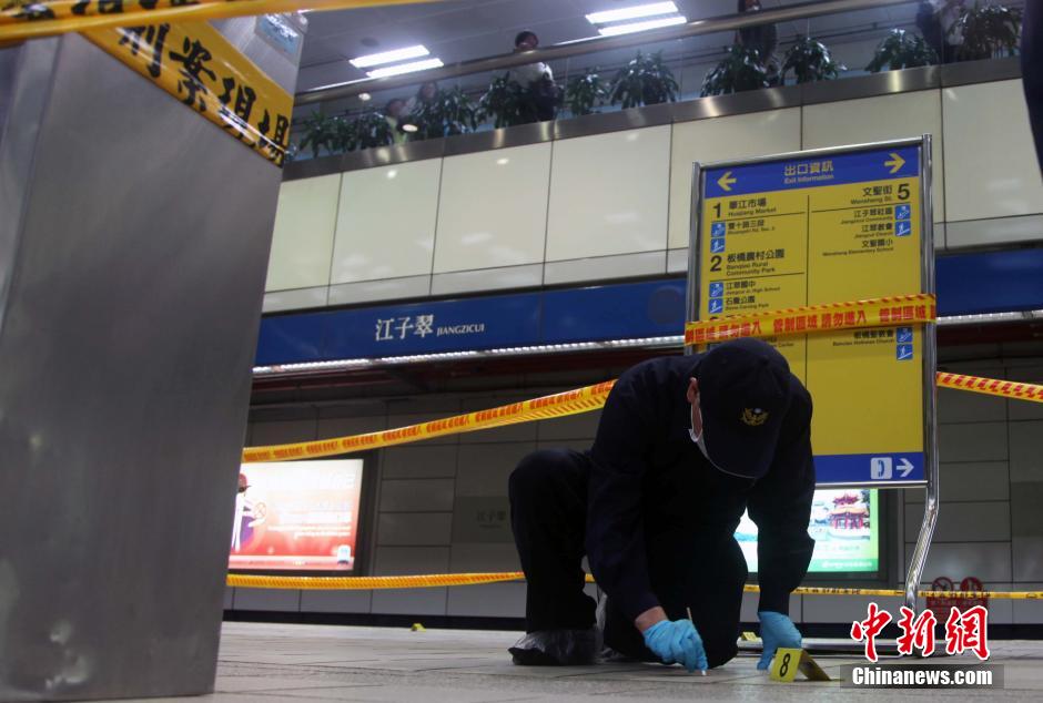 圖為新北市警察在現(xiàn)場(chǎng)勘查。中新社發(fā) 劉舒凌 攝