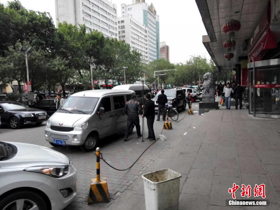自治區(qū)和烏魯木齊市有關(guān)部門迅速處置，傷員已全部送往醫(yī)院救治。