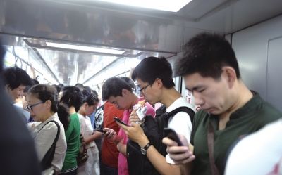 北京地鐵6號(hào)線,一名上班族利用乘車時(shí)間進(jìn)餐。京華時(shí)報(bào)記者陶冉攝