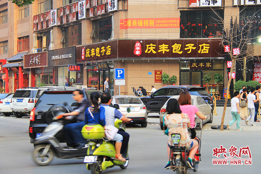 “慶豐包子店”位于路口拐角處,人流量車流量很大,堪稱黃金位置。
