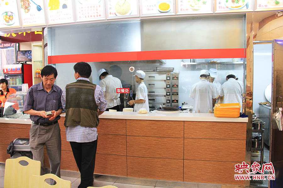店面仍處于“試營業(yè)”狀態(tài),后廚的設備嶄新,看起來還算整潔。
