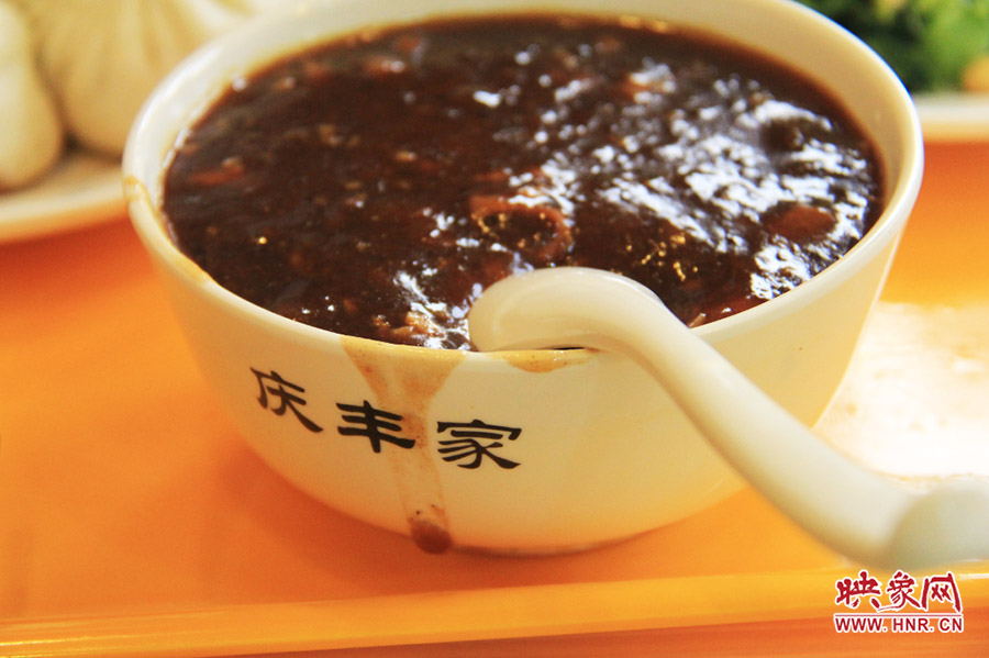 一碗炒肝,看上去也有滋有味。