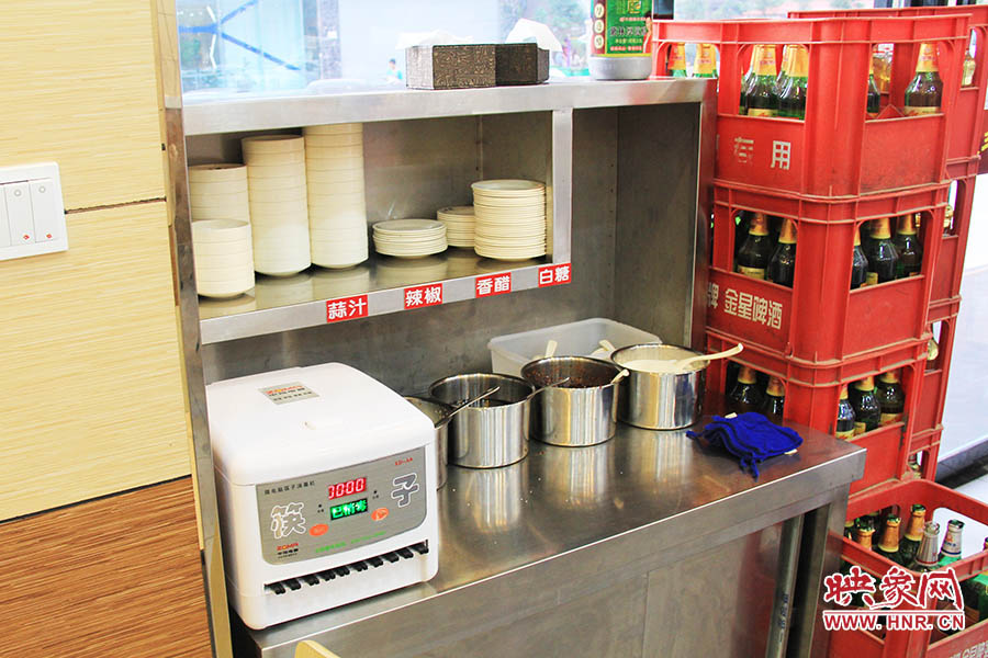調(diào)料、小碟、餐具也都被放在另一張單獨的桌子上,需要用餐者“自助”。