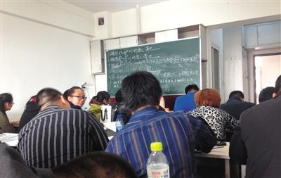 5月6日，大慶市，油田實行招工考試后，出現(xiàn)了各種考前輔導(dǎo)班。
