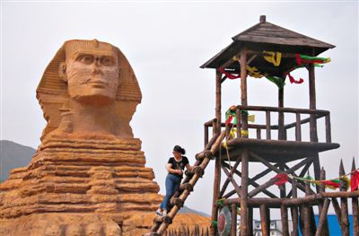 一游客在河北石家莊某地的“獅身人面像”前。