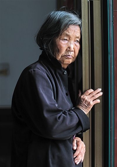為了能“睡棺木”土葬，潘秀英四次喝農(nóng)藥自殺，后被搶救過來。