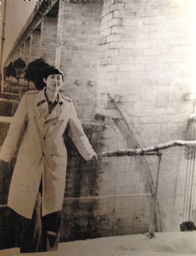 1995年，于英生在蚌埠淮河閘上留影。
