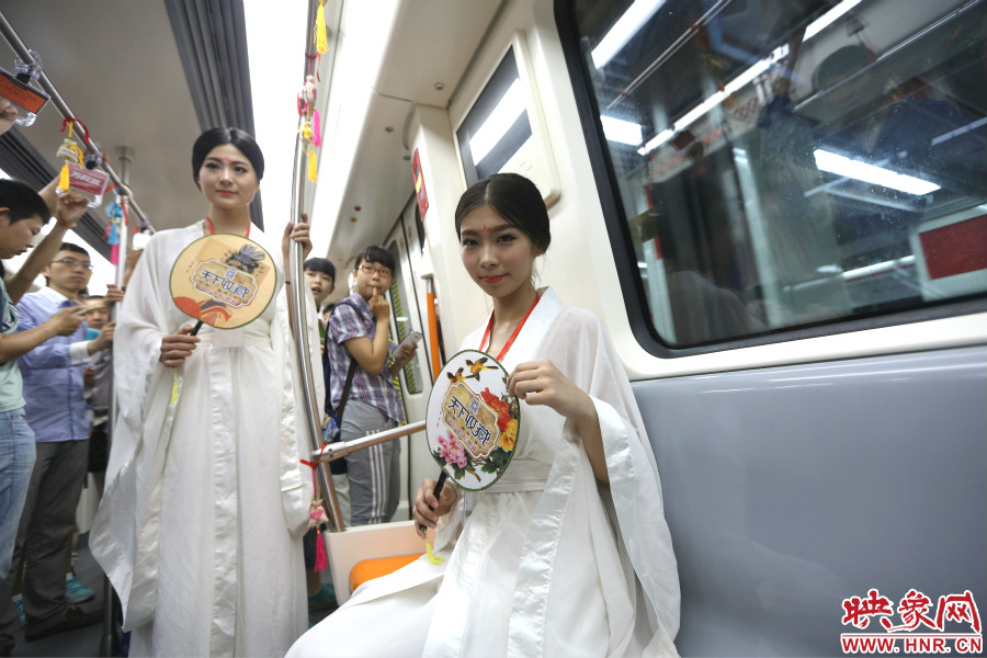 乘著龍舟“穿越”到鄭州的兩位古裝美女。