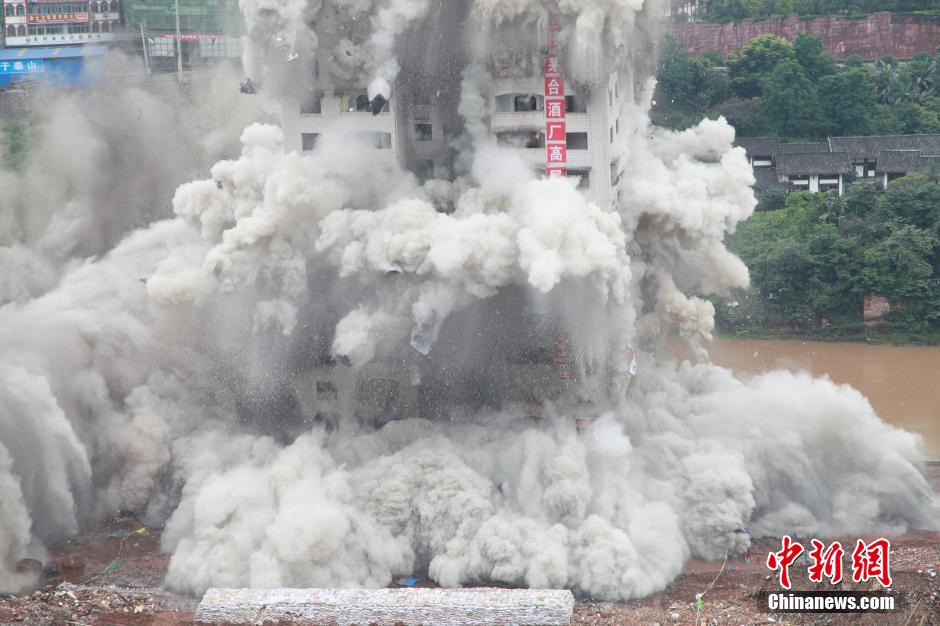 6月6日13時，貴州仁懷茅臺大橋及鐘樓整體爆破成功。