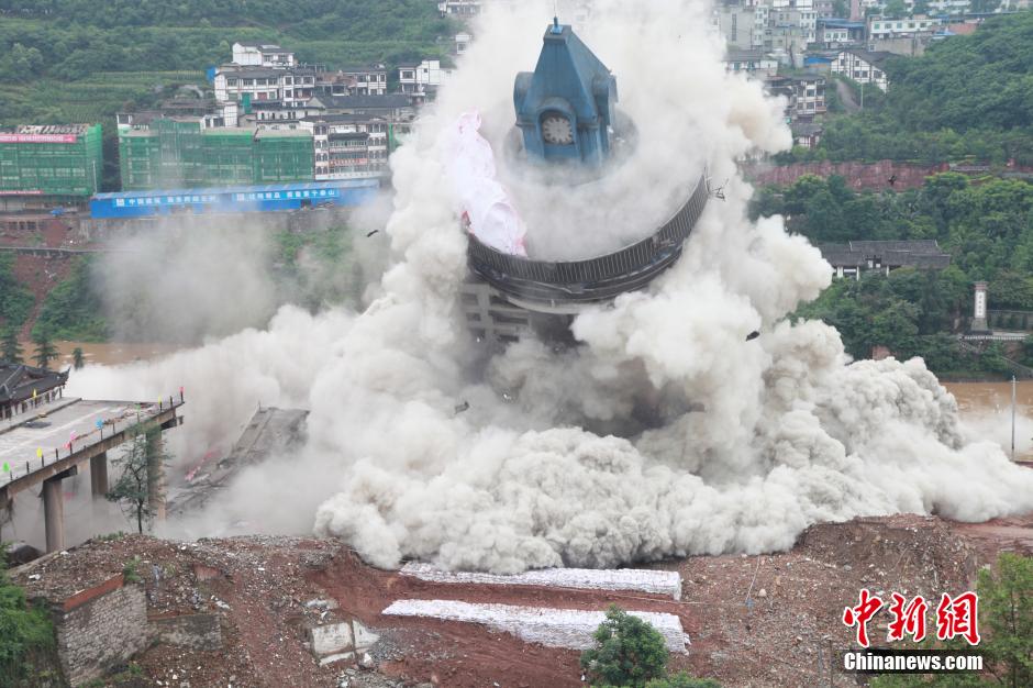 6月6日13時，貴州仁懷茅臺大橋及鐘樓整體爆破成功。