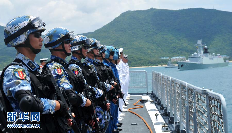 6月9日，在三亞某軍港，?？谂灩俦半S艦出海的特戰(zhàn)隊員離開碼頭。