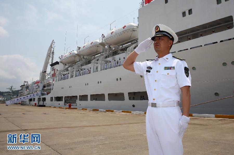  6月9日，在浙江舟山某軍港，和平方舟醫(yī)院船船長章榮華請示起航。