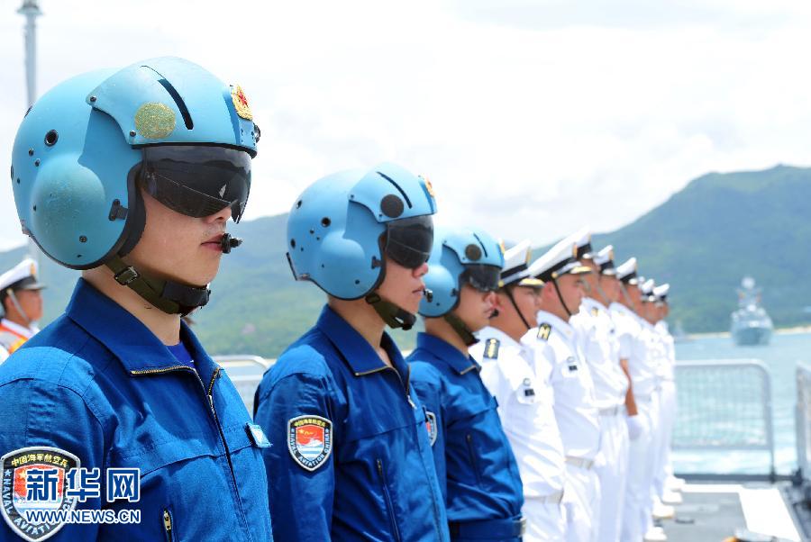  6月9日，在三亞某軍港，隨?？谂瀰⒀莸呐炤d直升機飛行員整裝待發(fā)。