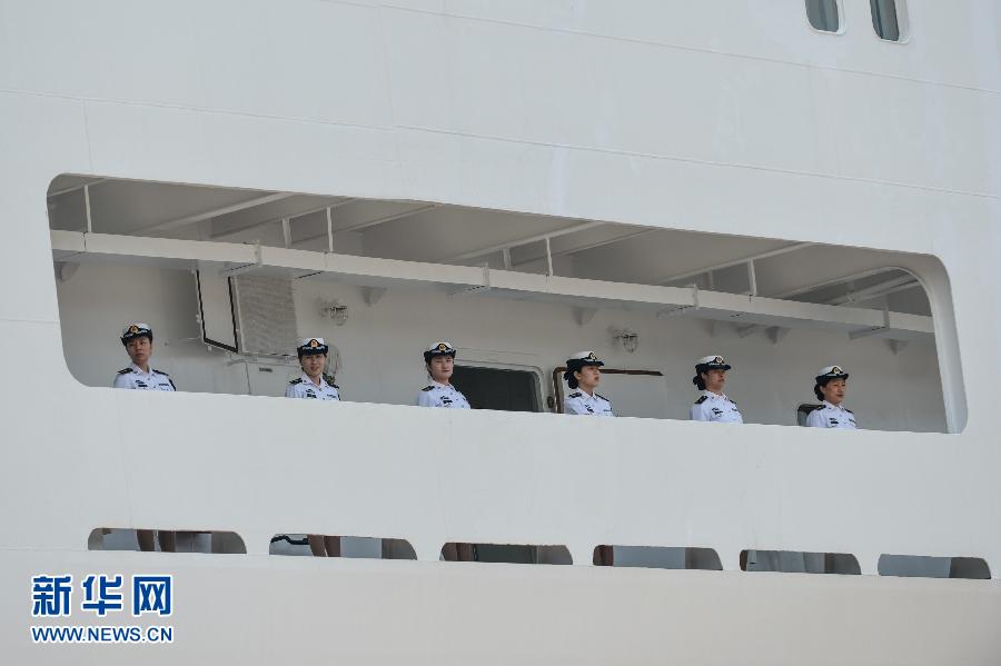  6月9日，在浙江舟山某軍港，和平方舟醫(yī)院船上的海軍官兵列隊與港口送行人員告別。