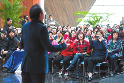 節(jié)儉令后，國(guó)家大劇院成了為數(shù)不多的演出營(yíng)收未受影響的國(guó)字頭演出團(tuán)體之一。圖為國(guó)家大劇院第六屆歌劇節(jié)開幕主題活動(dòng)現(xiàn)場(chǎng)（資料圖片）。京華時(shí)報(bào)記者吳平攝