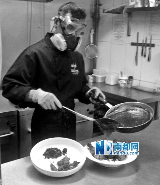 廚師在烹制最辣雞腿醬時要戴“防辣”面罩。