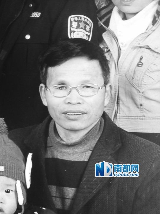  偷拍縣長收禮的萬載縣人汪冬根。