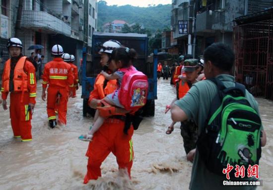 6月19日，短時(shí)強(qiáng)降雨導(dǎo)致福州長樂市玉田鎮(zhèn)轄區(qū)內(nèi)多處被洪水圍困，大量人員被困。朱曉航 黃綠榮 圖/文