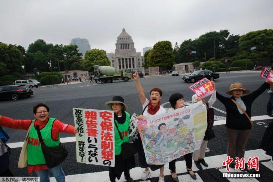 當(dāng)?shù)貢r間5月13日，日本示威者在位于東京的國會議事堂外高喊口號，反對日本政府計劃修憲以解禁自衛(wèi)權(quán)。
