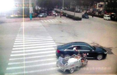 23日中午，陳母被突然噴毒。新京報(bào)記者 王瑞鋒 攝
