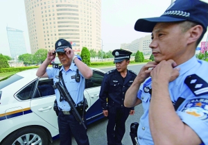 鳥巢附近,兩名民警和一名輔警負(fù)責(zé)該區(qū)域的巡邏任務(wù)。