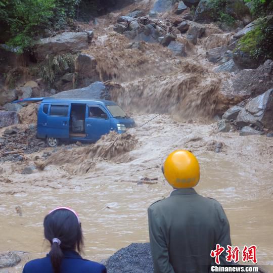 面包車(chē)在行駛途中遭遇泥石流　五公宣　攝
