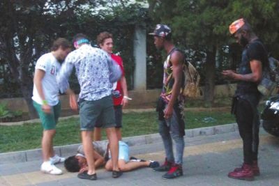 外籍男子路邊發(fā)現(xiàn)醉漢將其圍住。