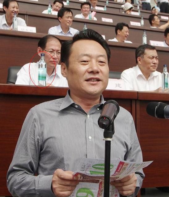 安慶書記在日歷上寫講稿 會(huì)議用水被指每瓶30元
