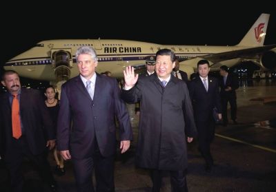 21日晚,習(xí)近平乘坐的專機抵達哈瓦那何塞·馬蒂國際機場。古巴國務(wù)委員會第一副主席兼部長會議第一副主席