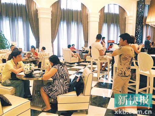 　昨天雖是工作日,但南海區(qū)某樓盤客流不少。