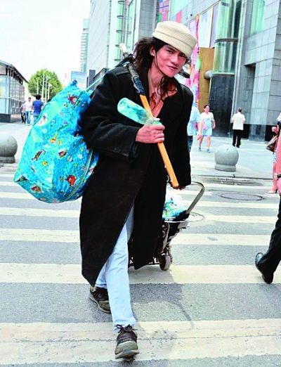 在武廣附近拍攝到的拾荒男。