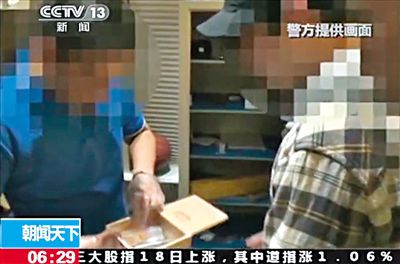 8月14日，警方從房祖名位于北京的住所搜出百余克大麻，房祖名（右）將部分毒品存放在這個(gè)木盒中。