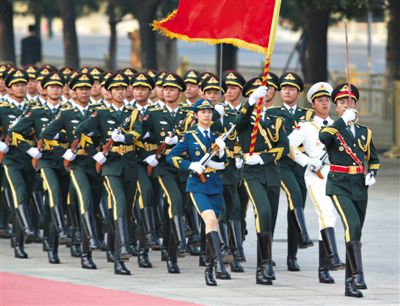 昨日，151人最大陣容的三軍儀仗隊(duì)，著新式禮賓服接受檢閱。這也是解放軍儀仗隊(duì)、軍樂團(tuán)新式禮賓服首次亮