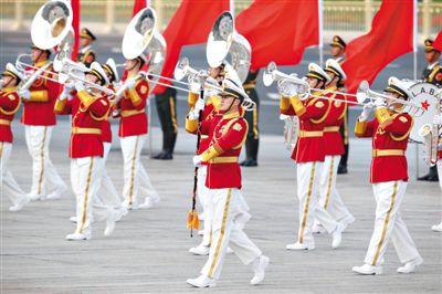 昨日，紅白相配的解放軍軍樂團(tuán)行進(jìn)演奏服亮相。杜洋 攝