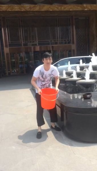 王思聰在進行冰桶挑戰(zhàn)。