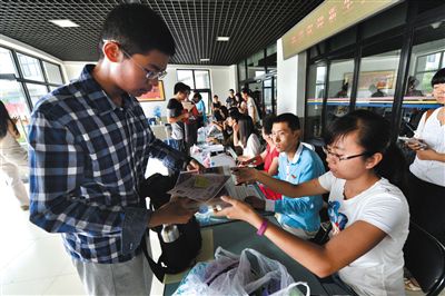 8月23日，清華大學(xué)新生在辦理入學(xué)手續(xù)。