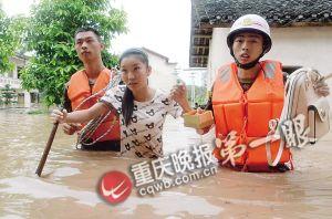 長壽區(qū)，消防官兵搜救被困群眾。