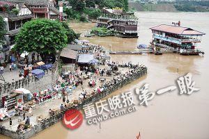 沙坪壩區(qū)磁器口，江水逼近休閑平臺(tái)。