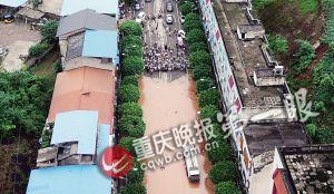 昨下午六點(diǎn)半，統(tǒng)景鎮(zhèn)上許多街道被淹，此時(shí)水位還在上漲。(重慶晚報(bào)航拍圖片)