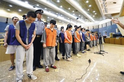 庭審現(xiàn)場(chǎng)。昨日，26名跨國(guó)電信詐騙嫌疑人在市一中院受審。