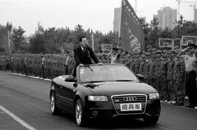 安徽新華學(xué)院院長(zhǎng)乘敞篷車“閱兵”場(chǎng)面。網(wǎng)絡(luò)截圖